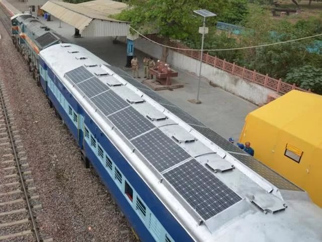 Индийский поезд работающий на солнечных батареях