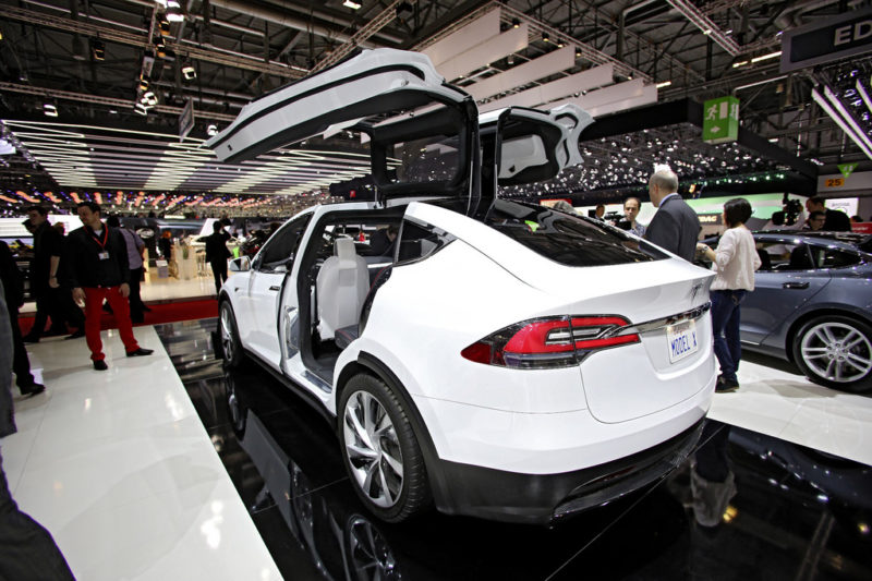 Кроссовер Tesla Model X с сзади