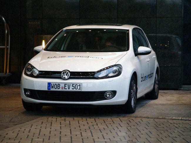 Электромобиль Volkswagen e-Golf спереди