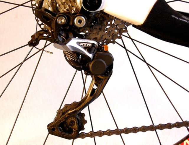 Роликовые колесики велосипеда для натяжения цепи