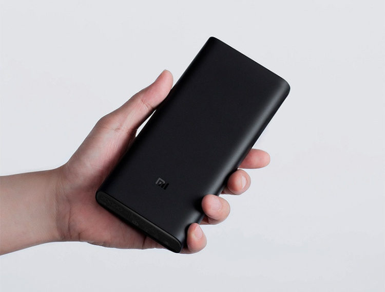 Черный и объемный Xiaomi Mi Power Bank 3 Pro 20000 (PLM07ZM) в руке
