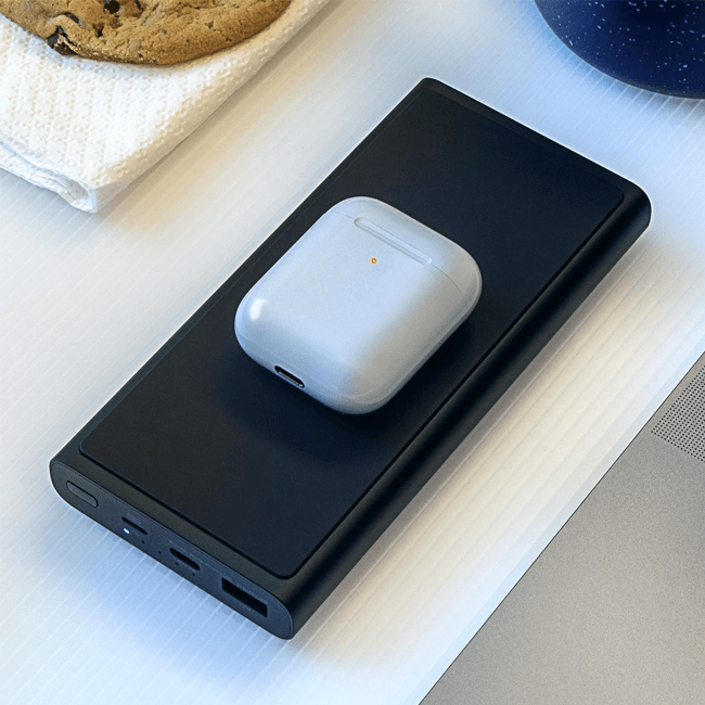Черный ZMI LevPower M10 10000mAh (WPB100) похожий на телефон заряжает наушники