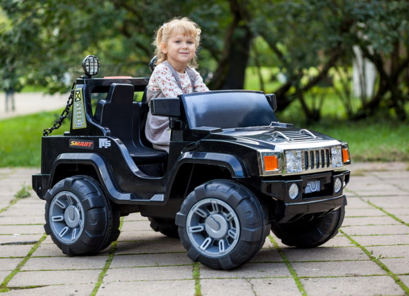 Черный электромобиль smart ride on hummer с девочкой за рулем