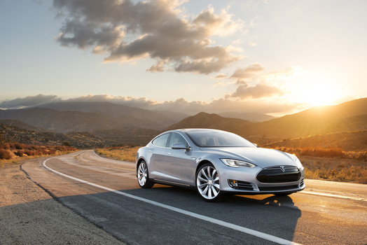 Автопилот Tesla Model S спас водителя от столкновения с грузовиком