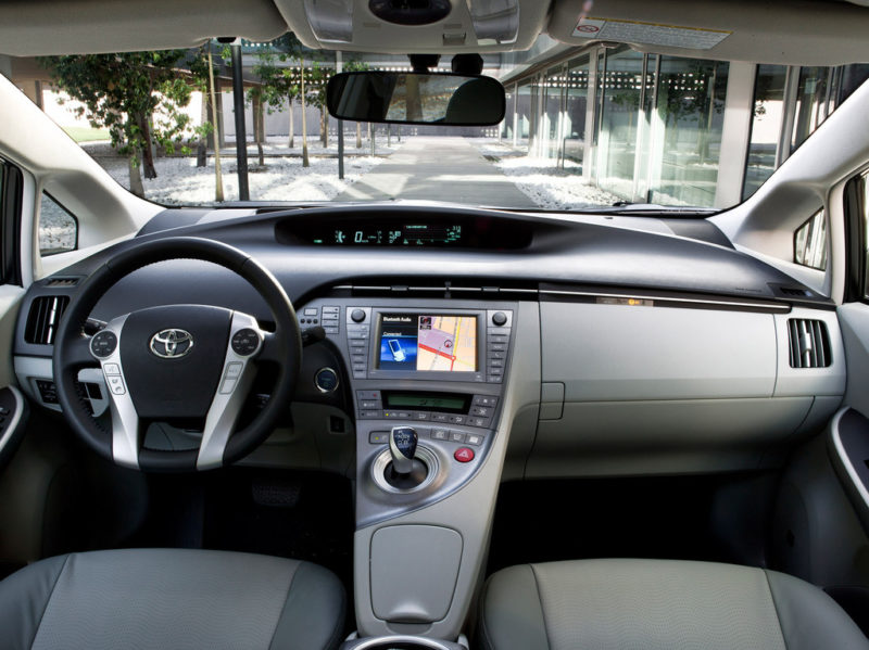Электромобиль Toyota Prius панель