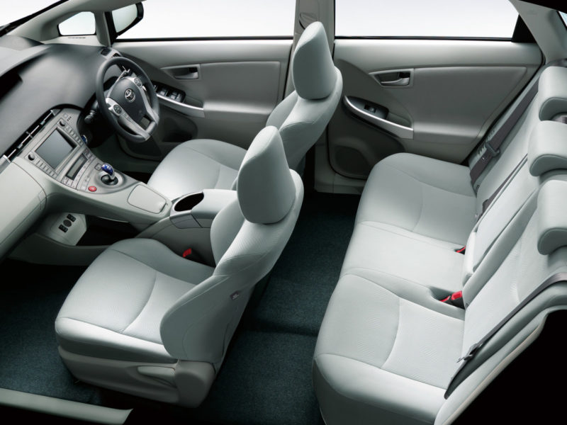 Электромобиль Toyota Prius салон