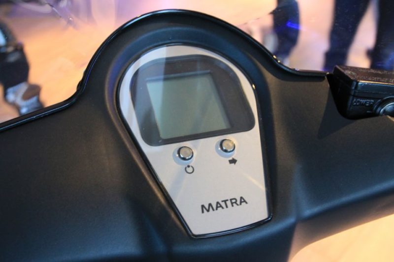 Электроскутер трехколесный Matra e-MO панель и руль