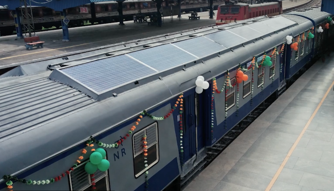 Индийский поезд работающий на солнечных батареях