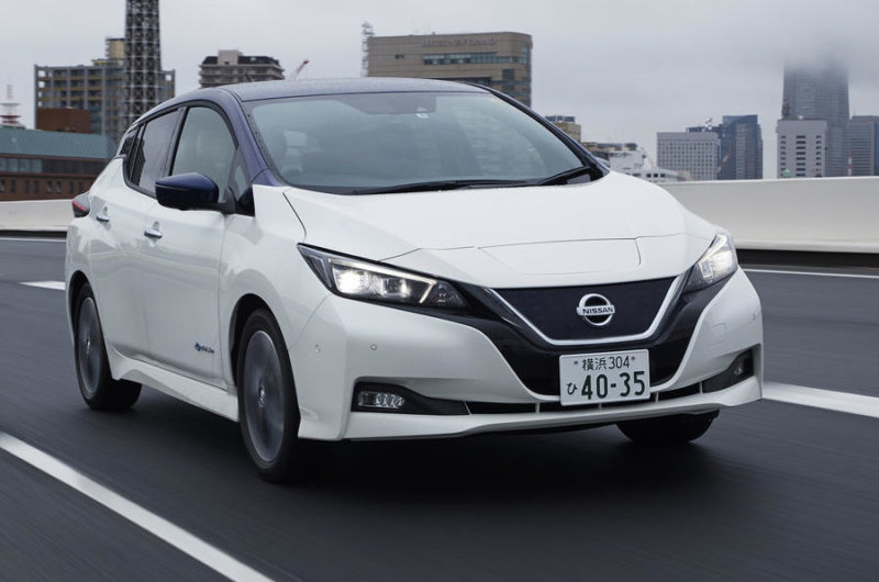 Nissan Leaf 2018 (Ниссан лайф 2018) Белый на дороге