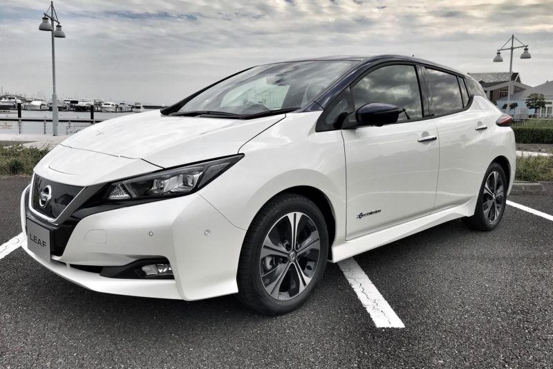 Nissan Leaf 2018 (Ниссан лайф 2018) Белый вид с боку