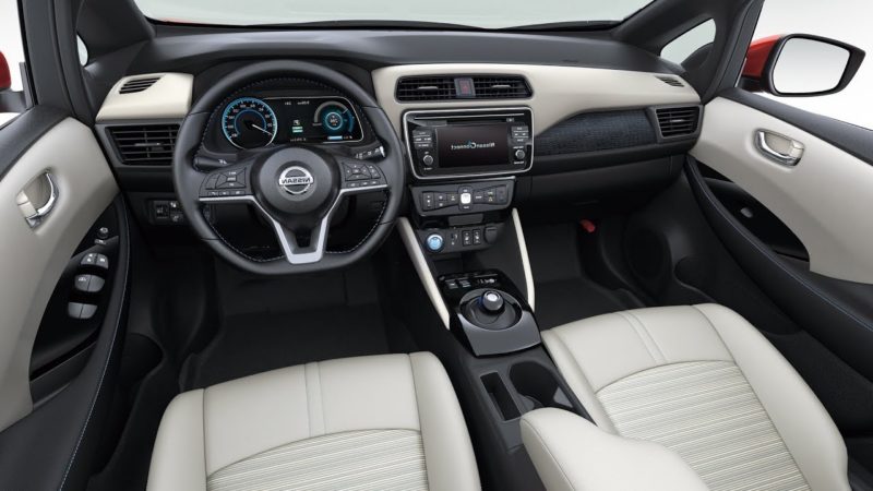 Nissan Leaf 2018 (Ниссан лайф 2018) Белый интерьер