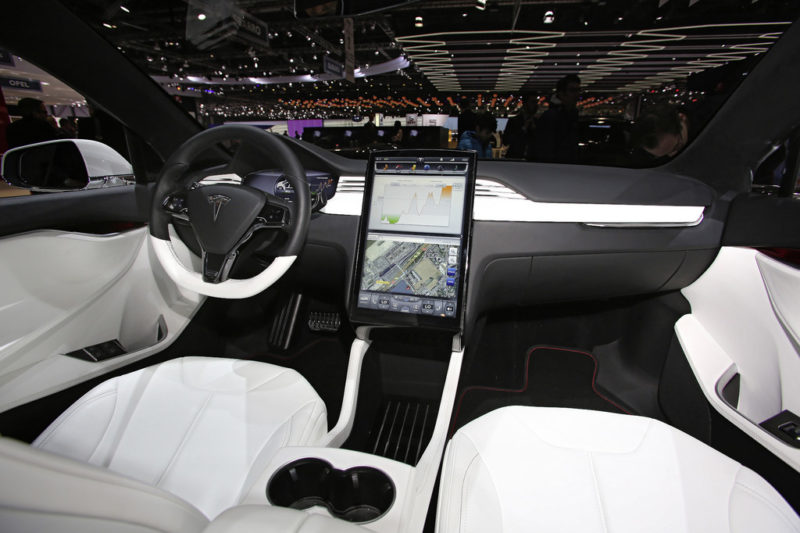 Интерьер кроссовер Tesla Model X
