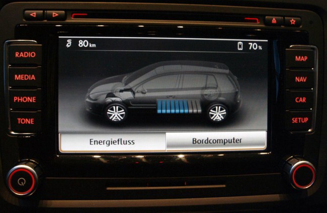 Электромобиль Volkswagen e-Golf монитор