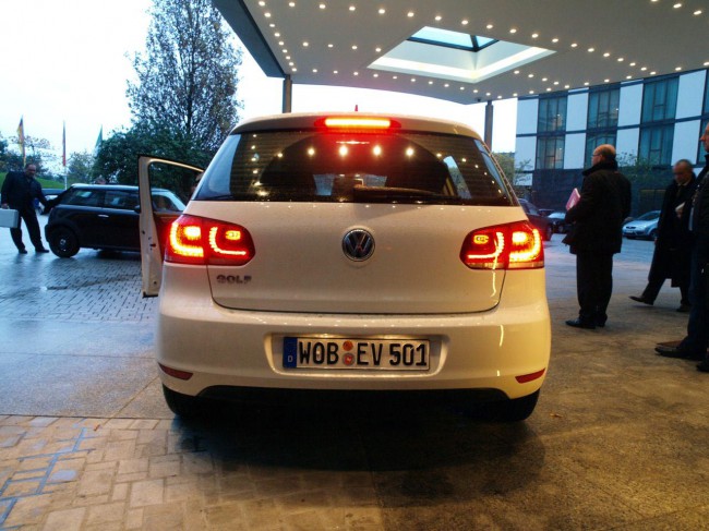 Электромобиль Volkswagen e-Golf сзади