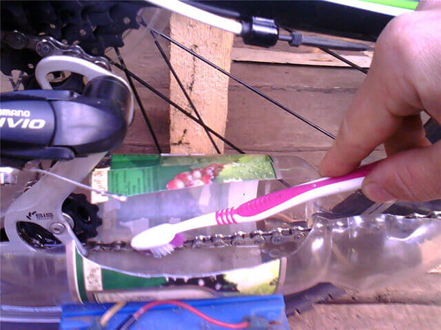Чистка цепи велосипеда с помощью 1,5 литровой пластиковой бутылки
